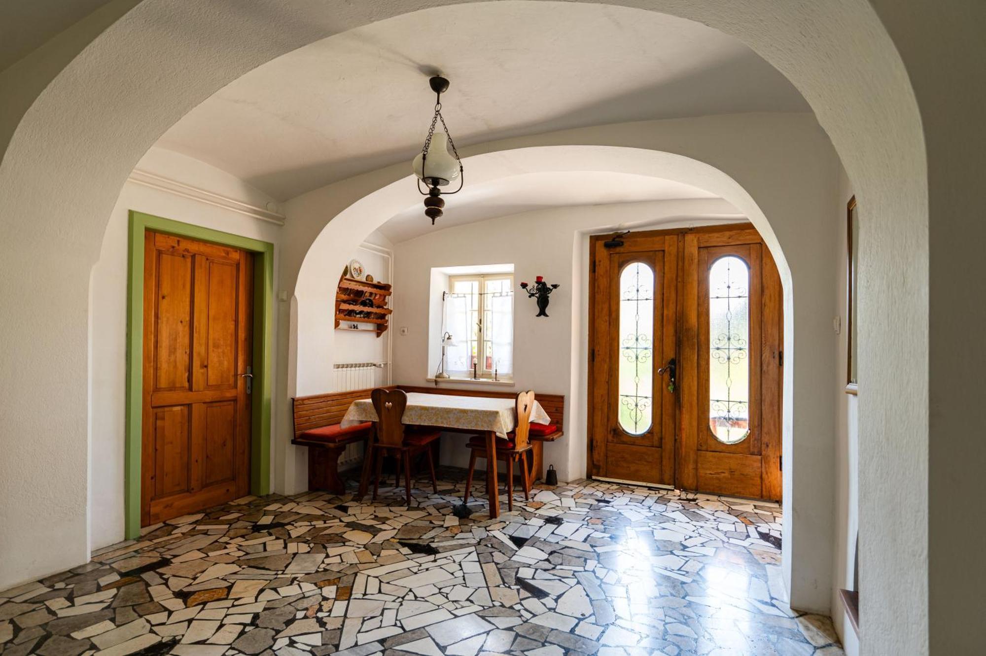House, Garden And A Green Cat Μπλεντ Εξωτερικό φωτογραφία