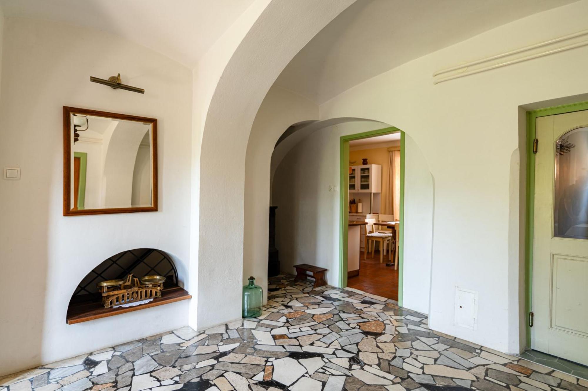 House, Garden And A Green Cat Μπλεντ Εξωτερικό φωτογραφία