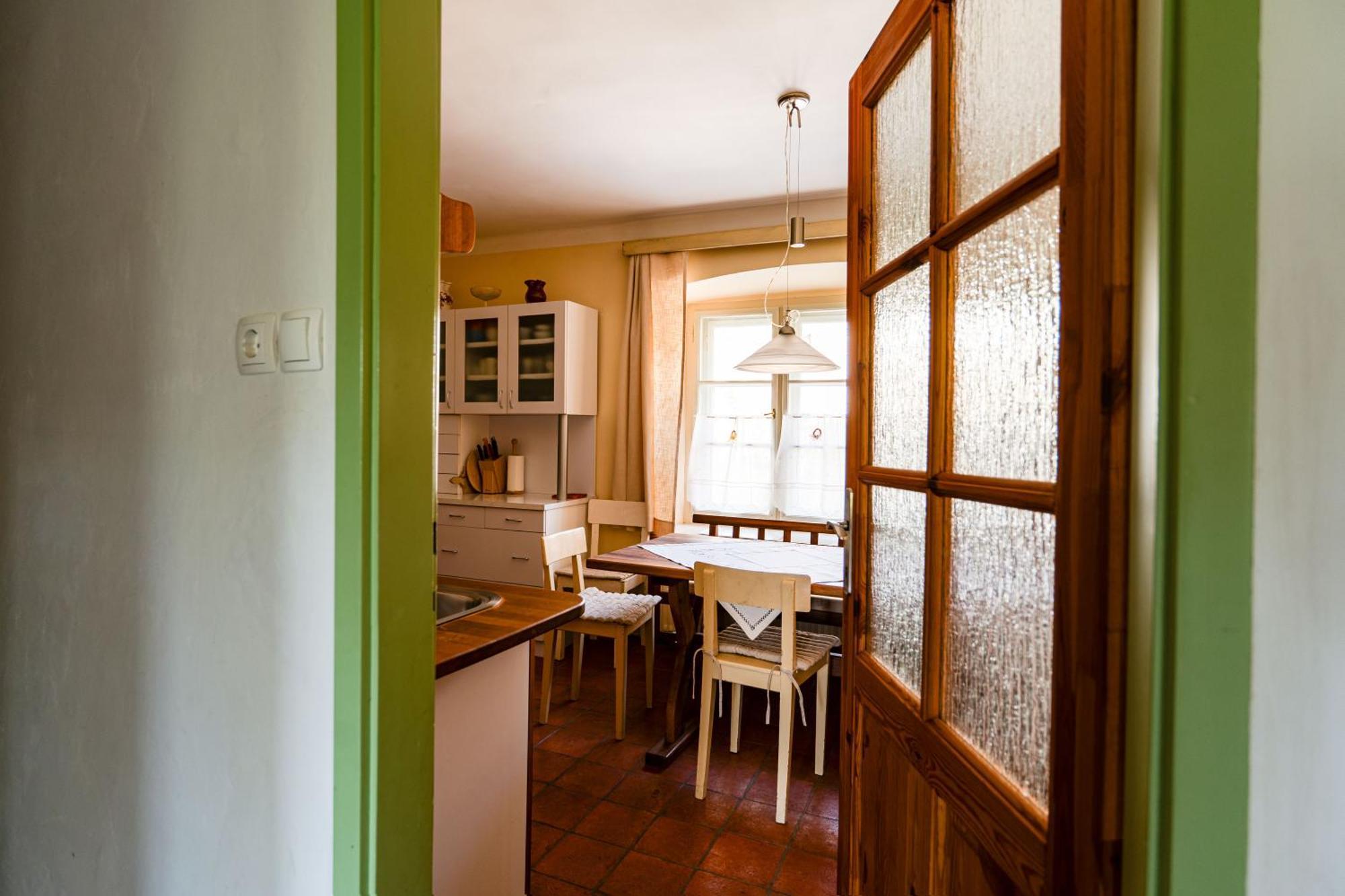 House, Garden And A Green Cat Μπλεντ Εξωτερικό φωτογραφία