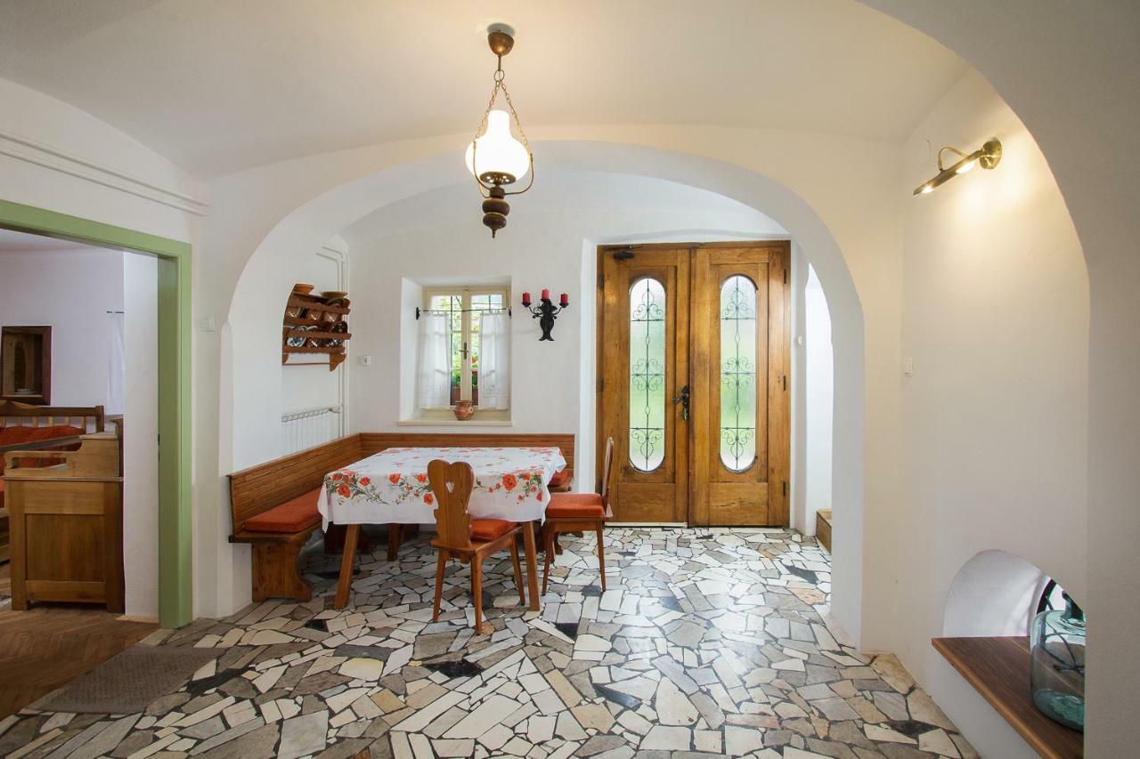 House, Garden And A Green Cat Μπλεντ Εξωτερικό φωτογραφία
